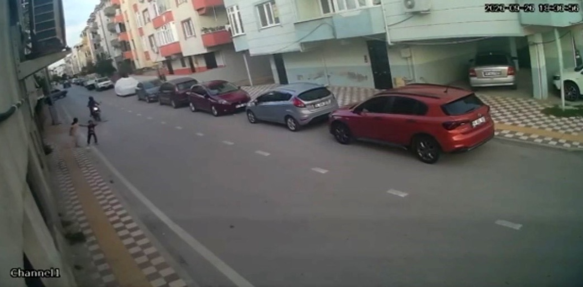 Bursa Karacabey'de motosiklet, aniden yola çıkan çocuğa çarptı; anı kamerada