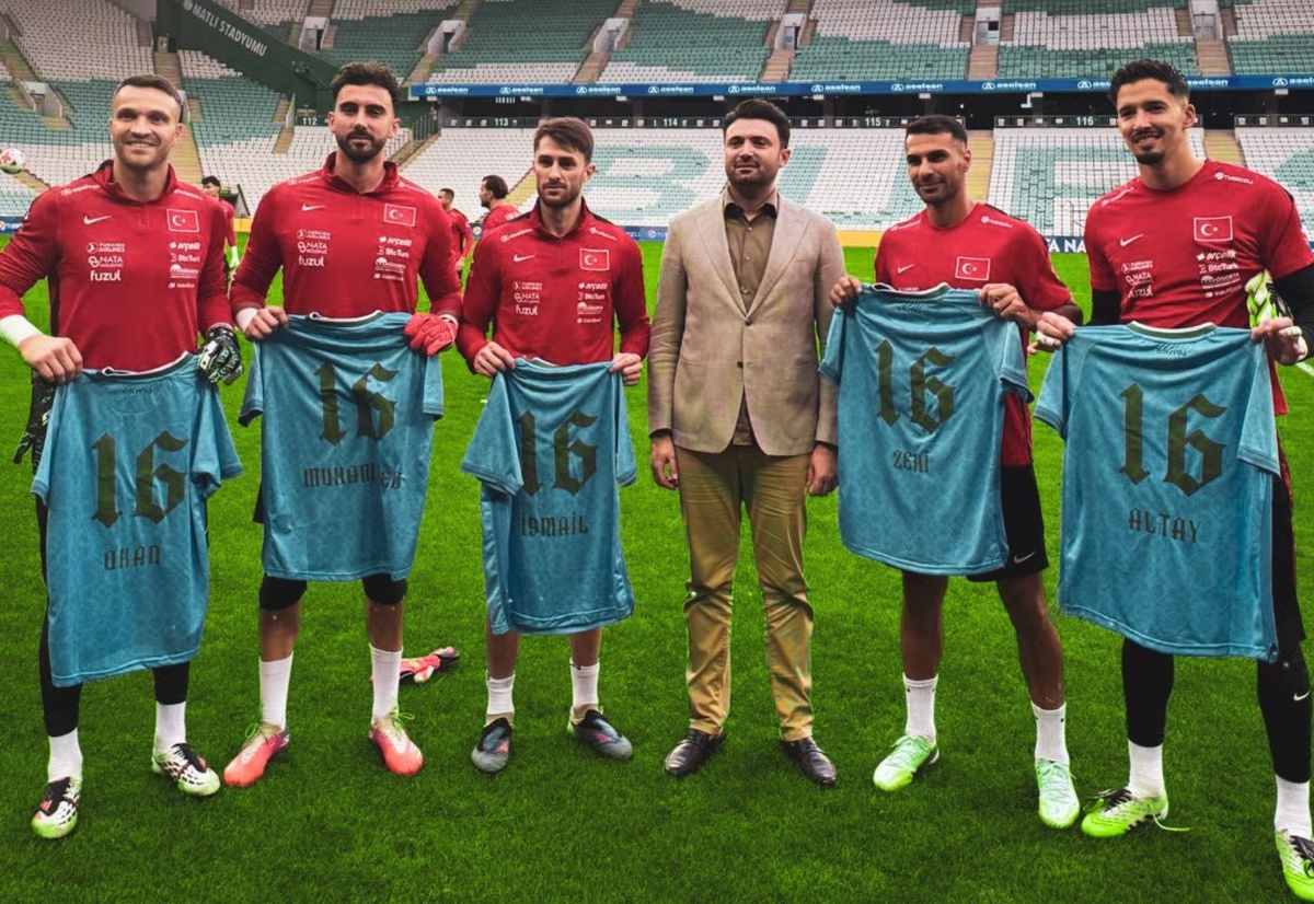 Bursaspor Başkanı Çelik, A Milli Takım antrenmanında 5 milliye Fetih forması verdi