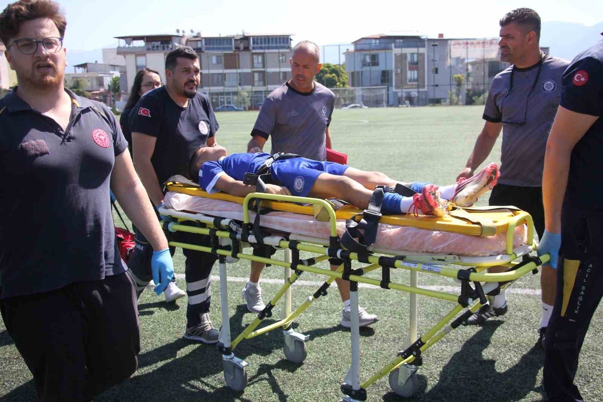 Denizli'de U14 maçında korku dolu anlar! Dili boğazına kaçan 13 yaşındaki futbolcuyu sağlık görevlisi kurtardı