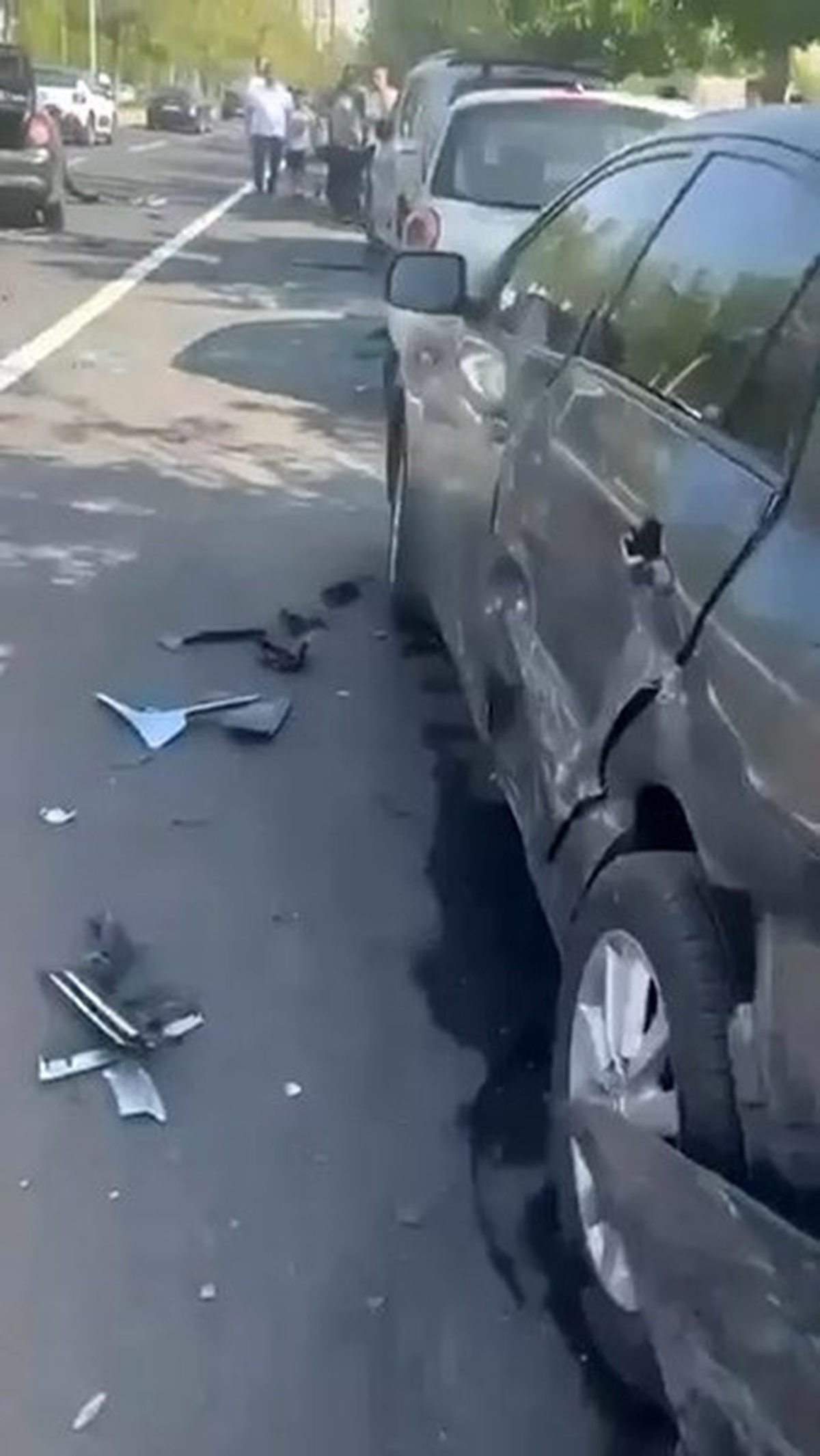 Diyarbakır Bağlar'da otomobil park halindeki 4 araca çarptı, 1 kişi yaralandı