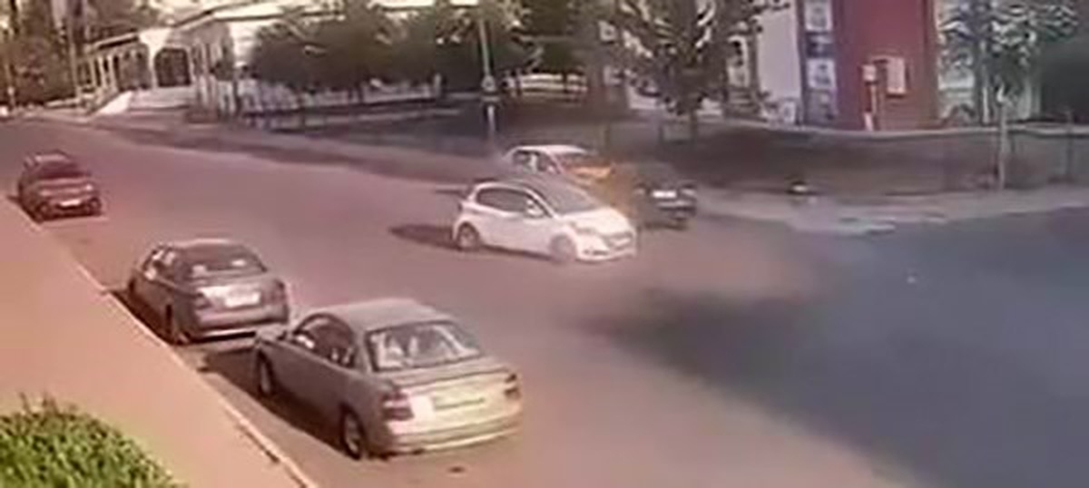Diyarbakır Kayapınar'da otomobil park halindeki taksiye çarptı, bir kişi yaralandı