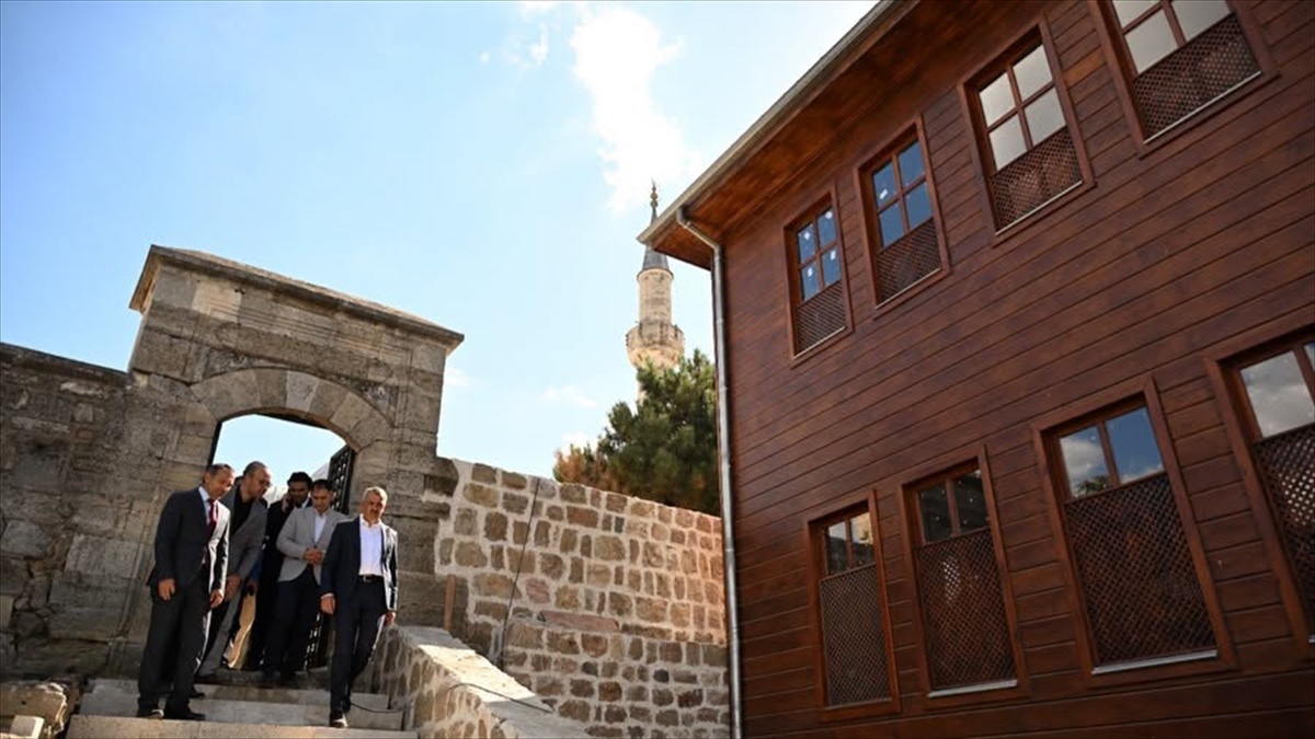 Edirne Valisi Sezer, Muradiye Mevlevihanesi'ndeki ihya çalışmalarını inceledi.