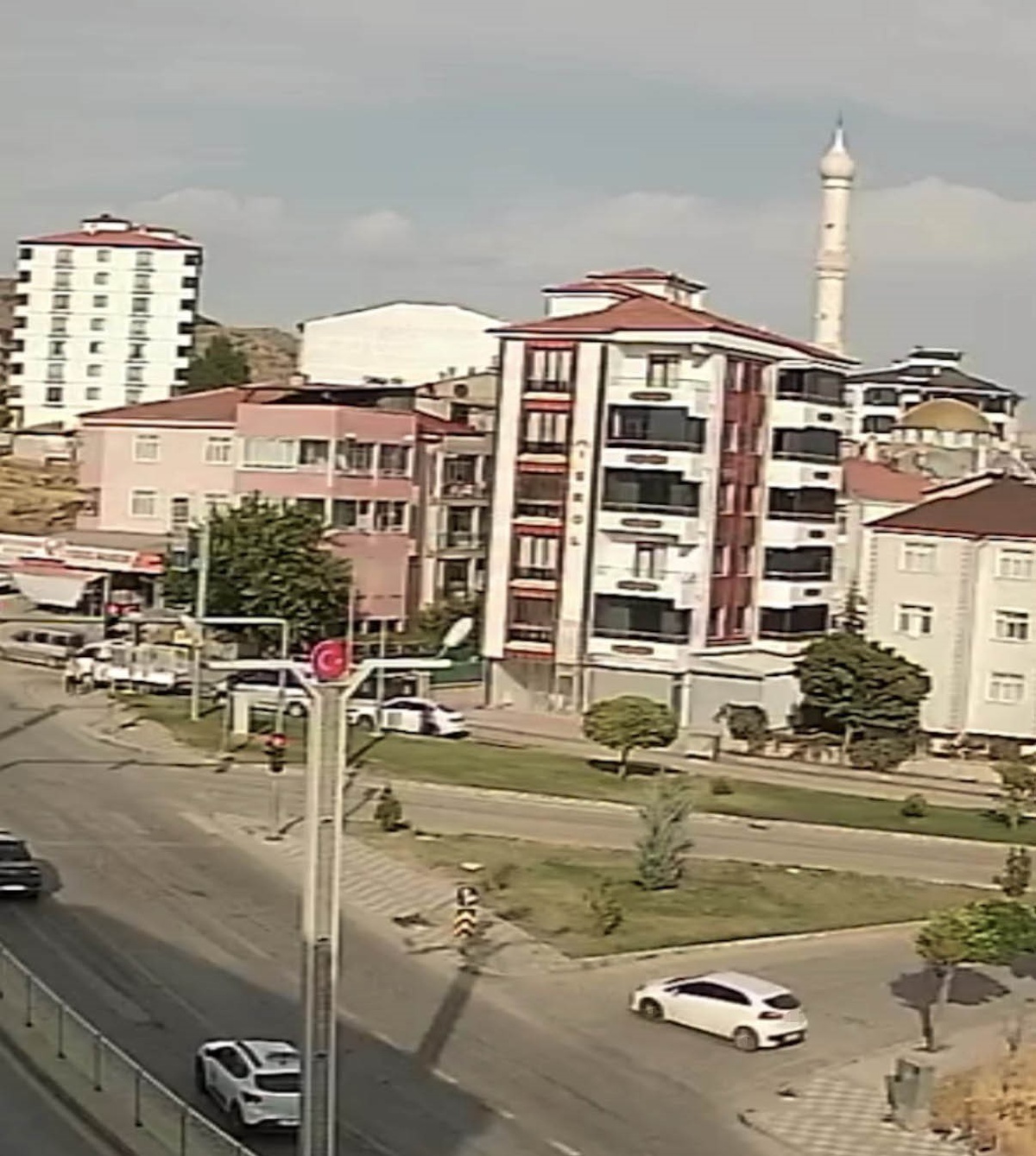 Elazığ'da sürücü el frenini unutunca otomobil cadde boyu ilerleyip tarlaya girdi