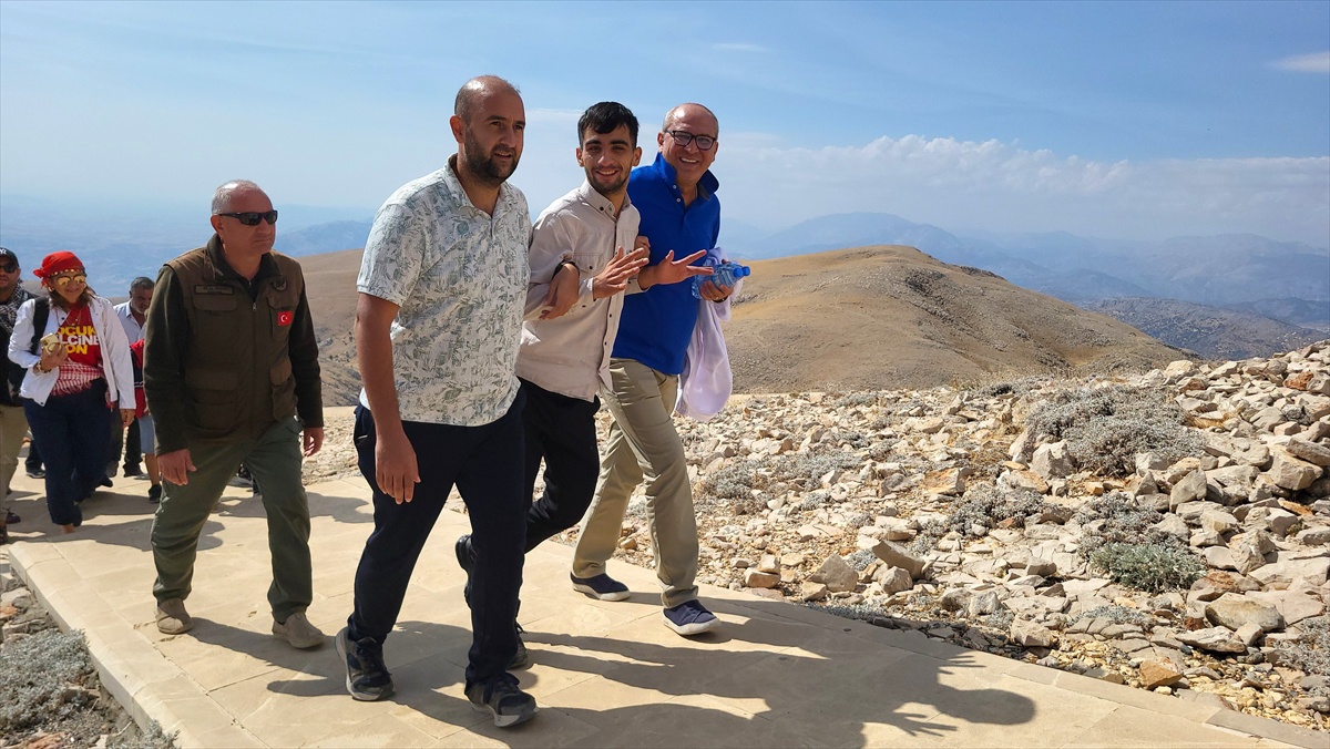 Engelliler, Adıyaman Kahta'daki Nemrut Dağı'na 24'üncü etkinlikte tırmanarak ulaştı