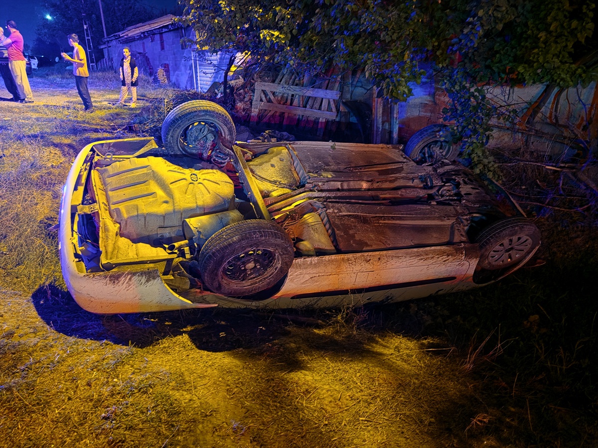Erzincan-Sivas kara yolunda devrilen otomobilde iki kişi yaralandı