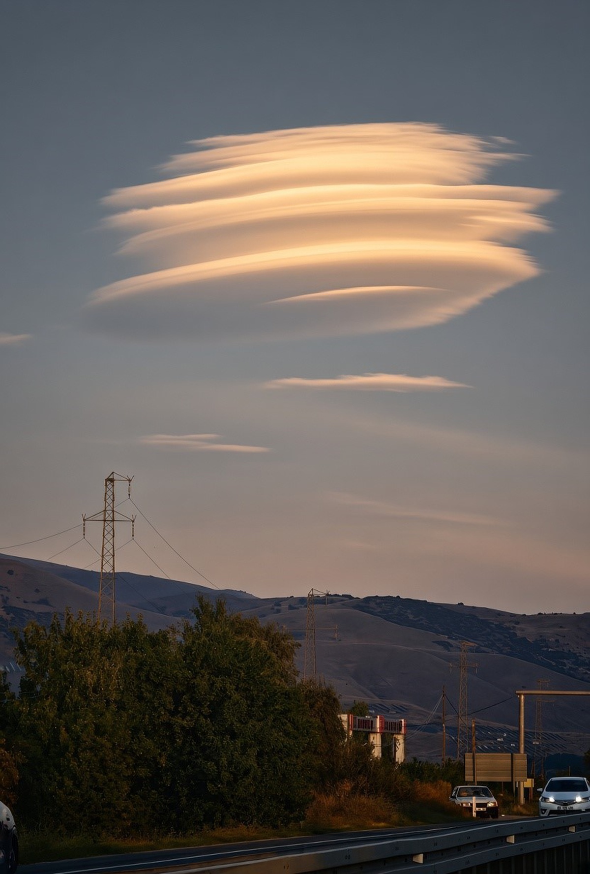 Erzincan Üzümlü'de UFO'yu andıran mercek bulutu gökyüzünde ilgi uyandırdı