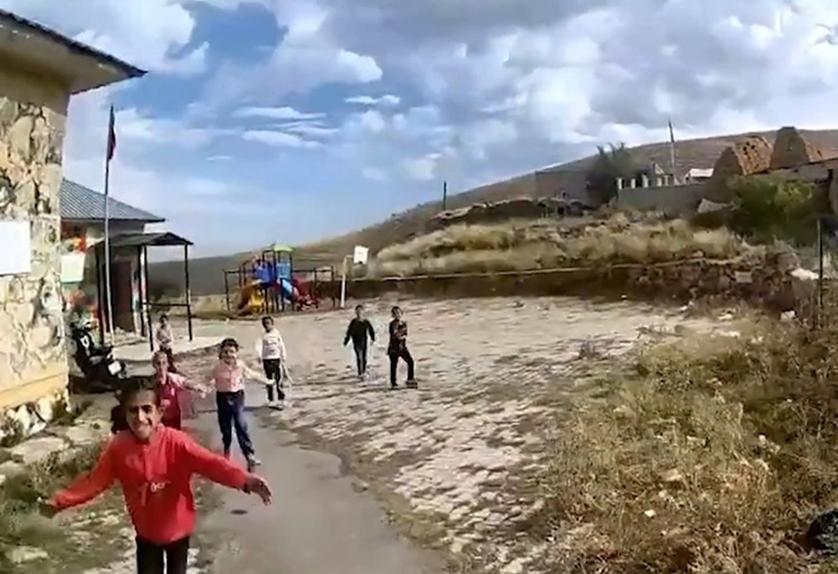 Erzurum Palandöken’de jandarma devriyesini gören çocuklar askerlere koşarak sarıldı