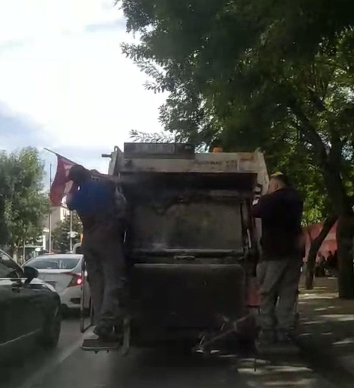 Eskişehir'de temizlik görevlileri çöp yanında buldukları Türk bayrağını kamyona astı