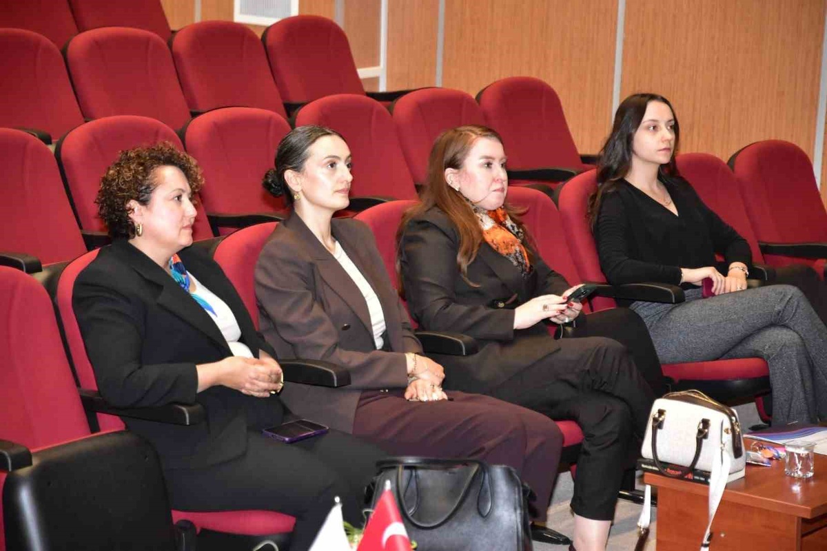 Eskişehir'de üniversitelilere kadına yönelik şiddetle mücadele eğitimi verildi