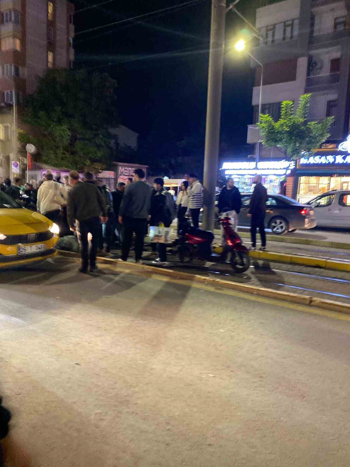 Eskişehir'de yaya yolun karşısına geçerken motosikletin çarpmasıyla ağır yaralandı