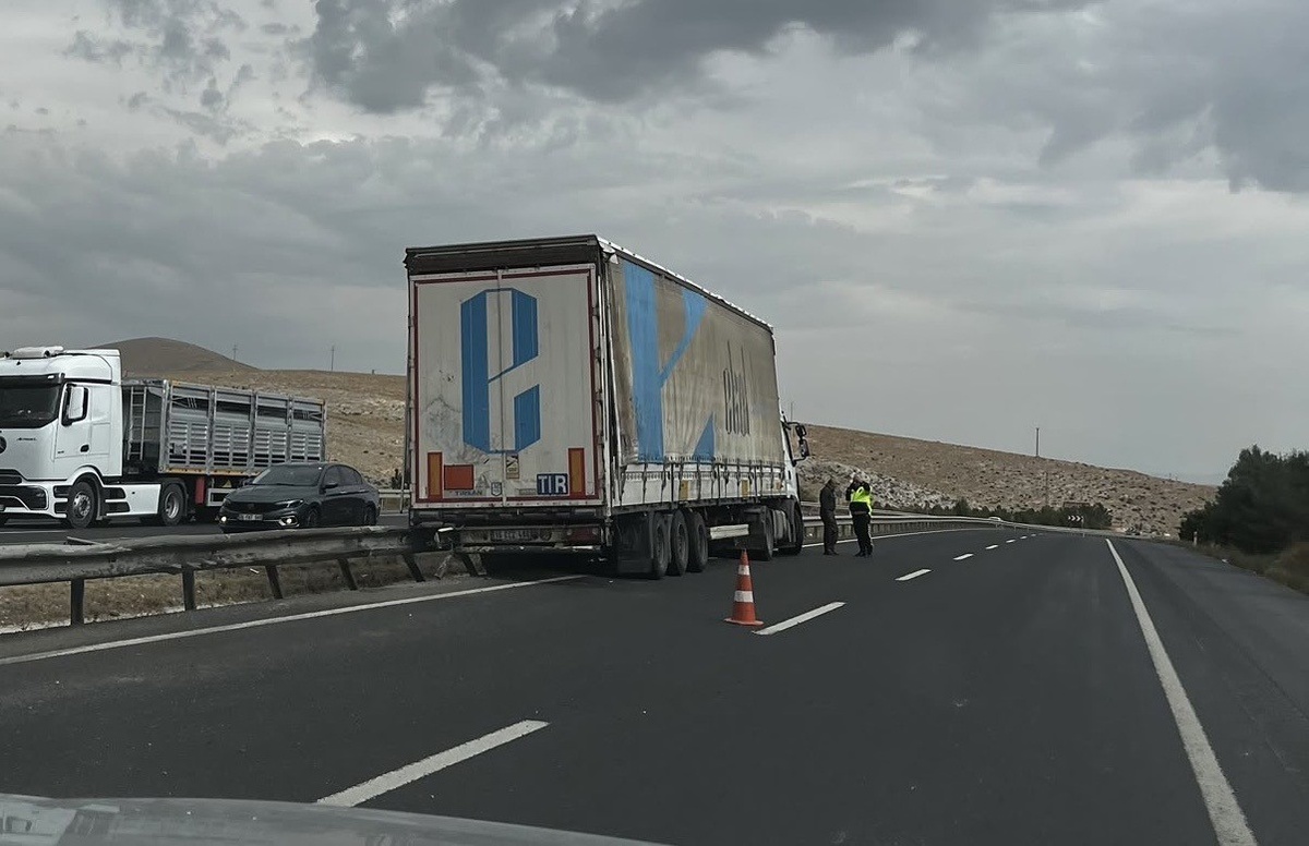 Eskişehir Sivrihisar'da kontrolden çıkan tır bariyerlere çarptı, yaralanan olmadı