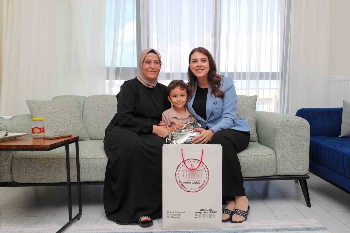 Esra Masatlı, Yüreğimizdeki Işık Projesi kapsamında Antakya'da aileleri ziyaret etti