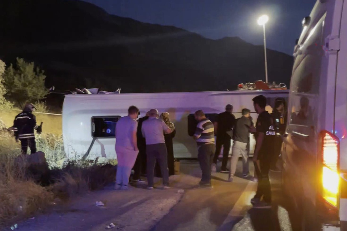 Gaziantep’te yolcu minibüsü ile otomobil çarpıştı: 7 ölü, 13 yaralı