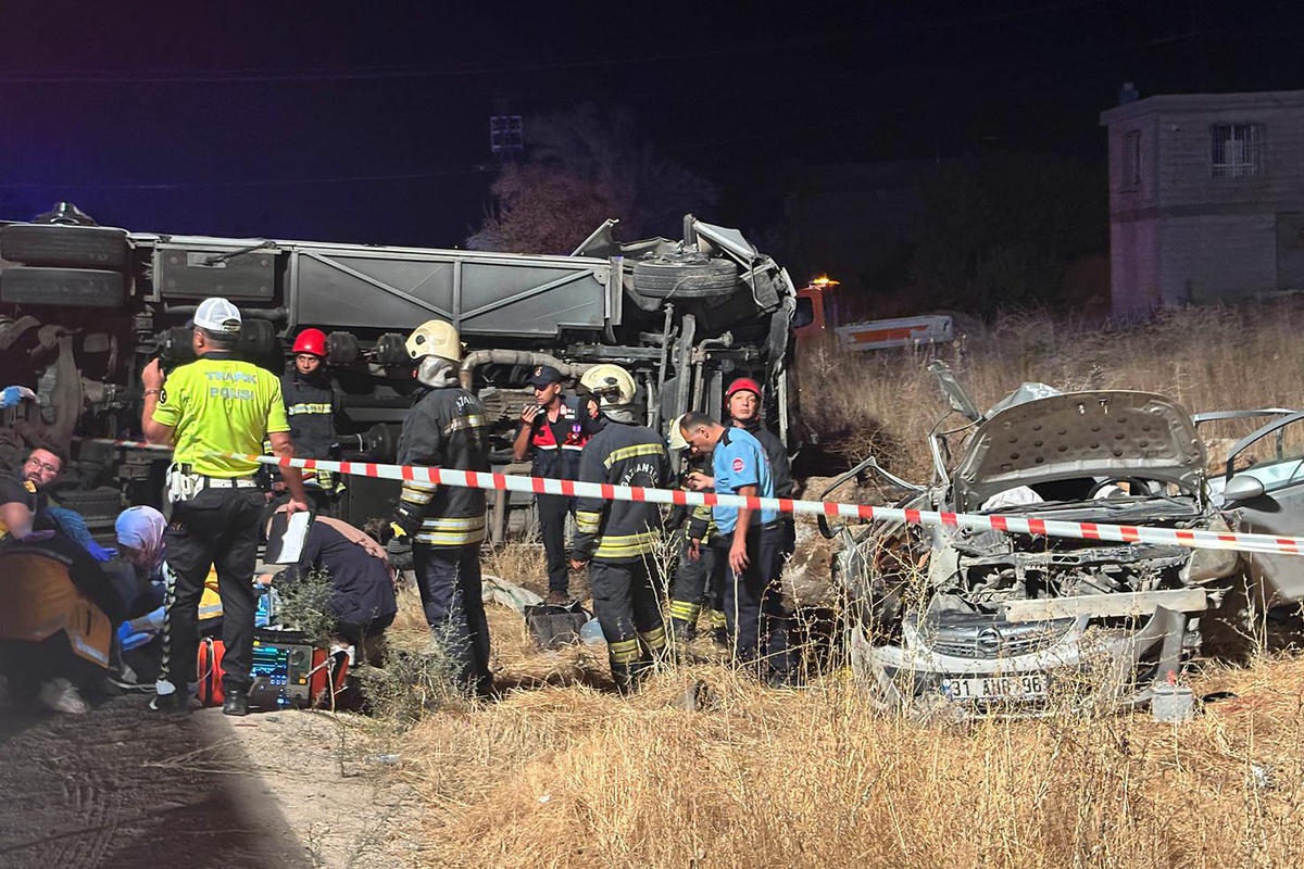 Gaziantep’te yolcu minibüsü ile otomobil çarpıştı: 7 ölü, 13 yaralı