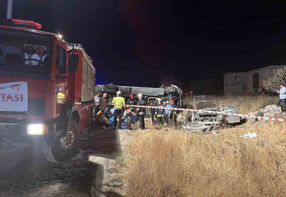 Gaziantep Nurdağı'nda minibüs ile otomobil çarpıştı, 5 kişi öldü, 13 kişi yaralandı