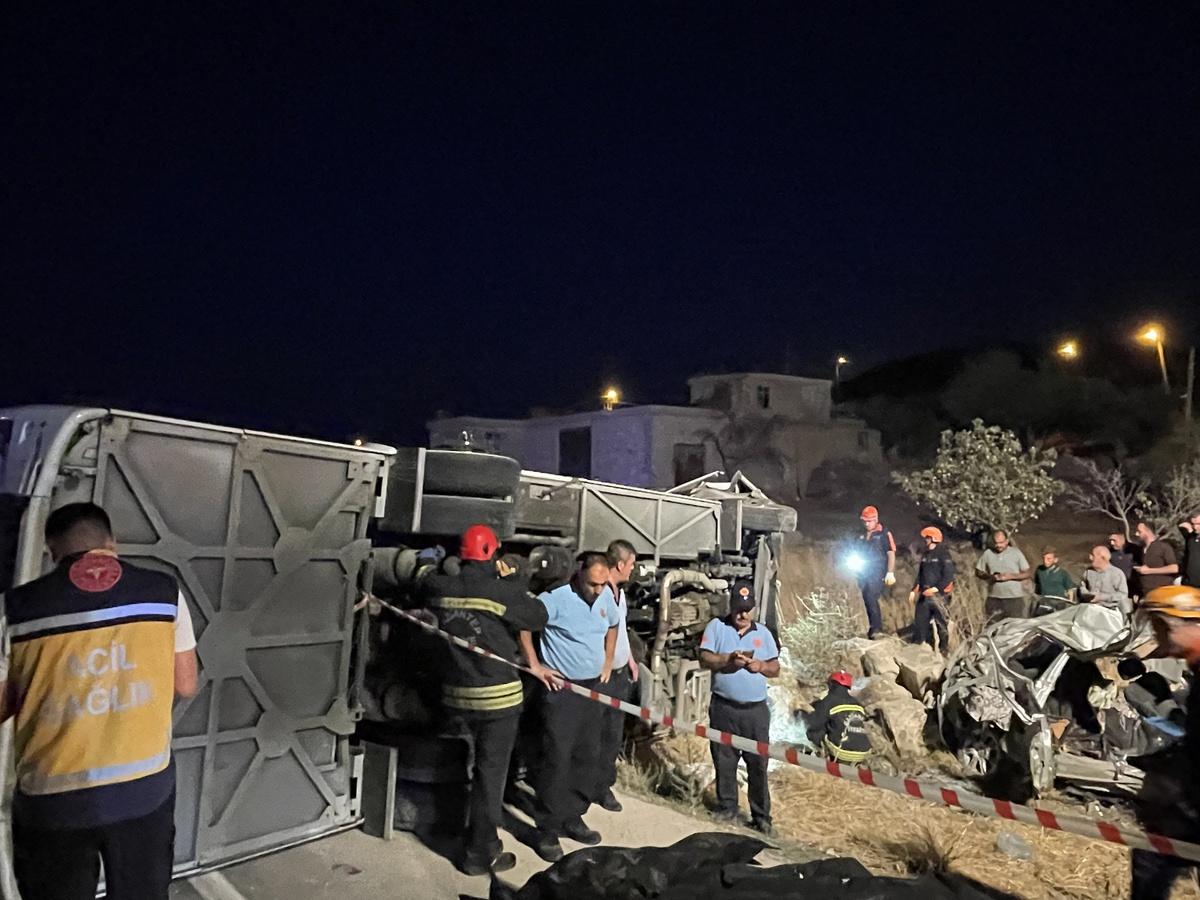 Gaziantep Nurdağı'nda yolcu otobüsü otomobille çarpıştı; 7 kişi öldü, 13 yaralandı