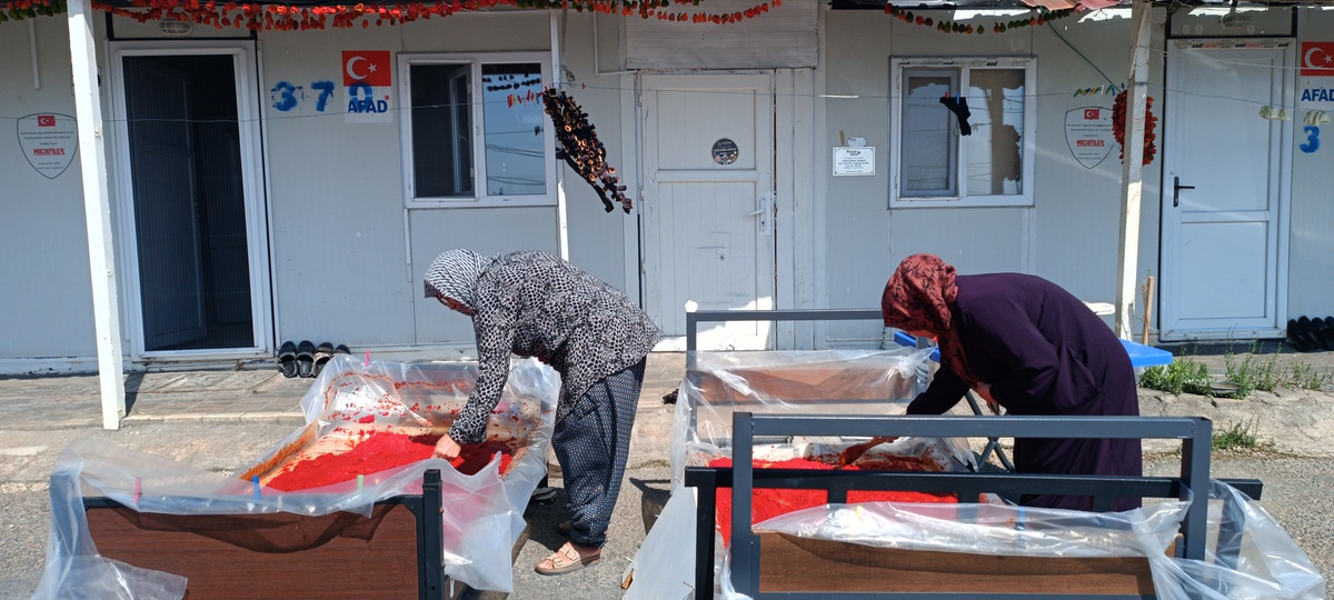 Gaziantep Nurdağı’ndaki konteyner kentte depremzede kadınlar kış hazırlığına başladı