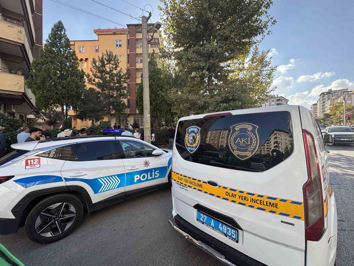 Gaziantep’te bir şahıs evde tartıştığı arkadaşını öldürüp intihar etti