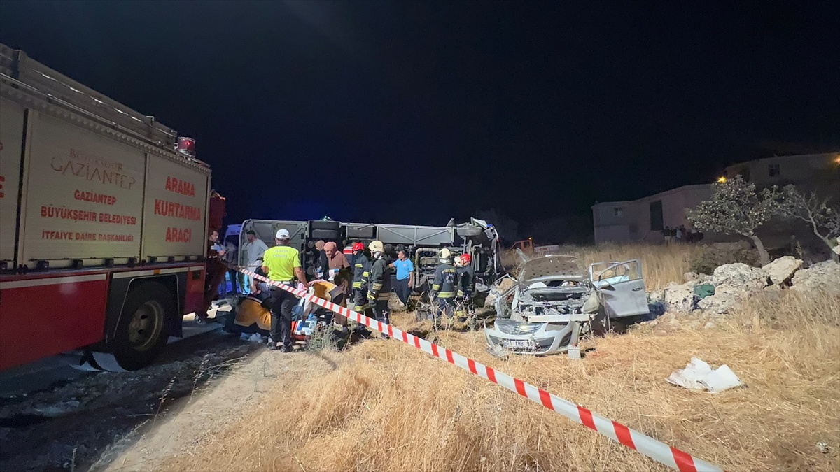 Gaziantep'te midibüs otomobille çarpıştı; ilk belirlemelere göre 3 ölü, 17 yaralı var