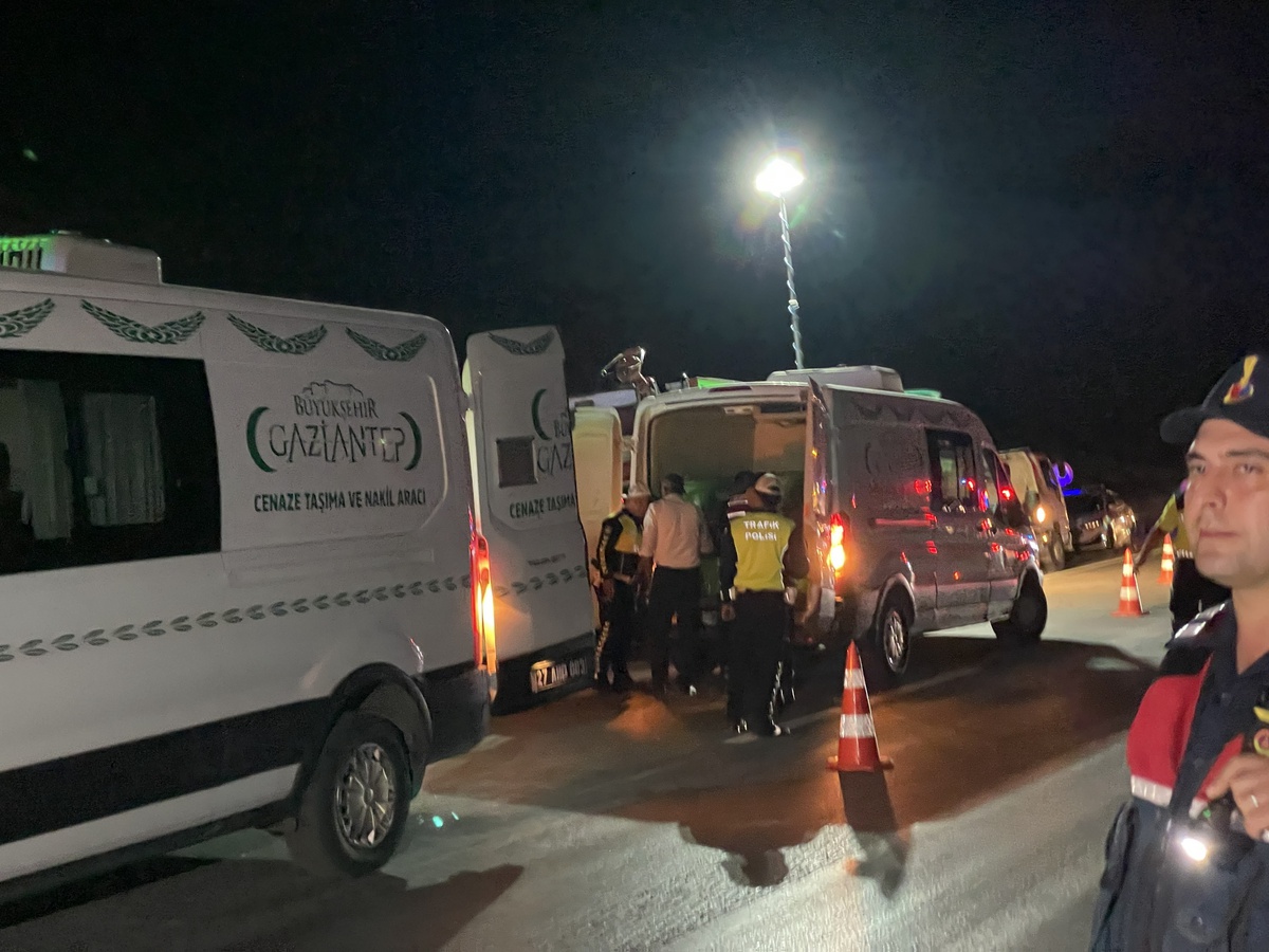 Gaziantep’te yolcu otobüsü ile otomobil çarpıştı; 7 ölü,16 yaralı