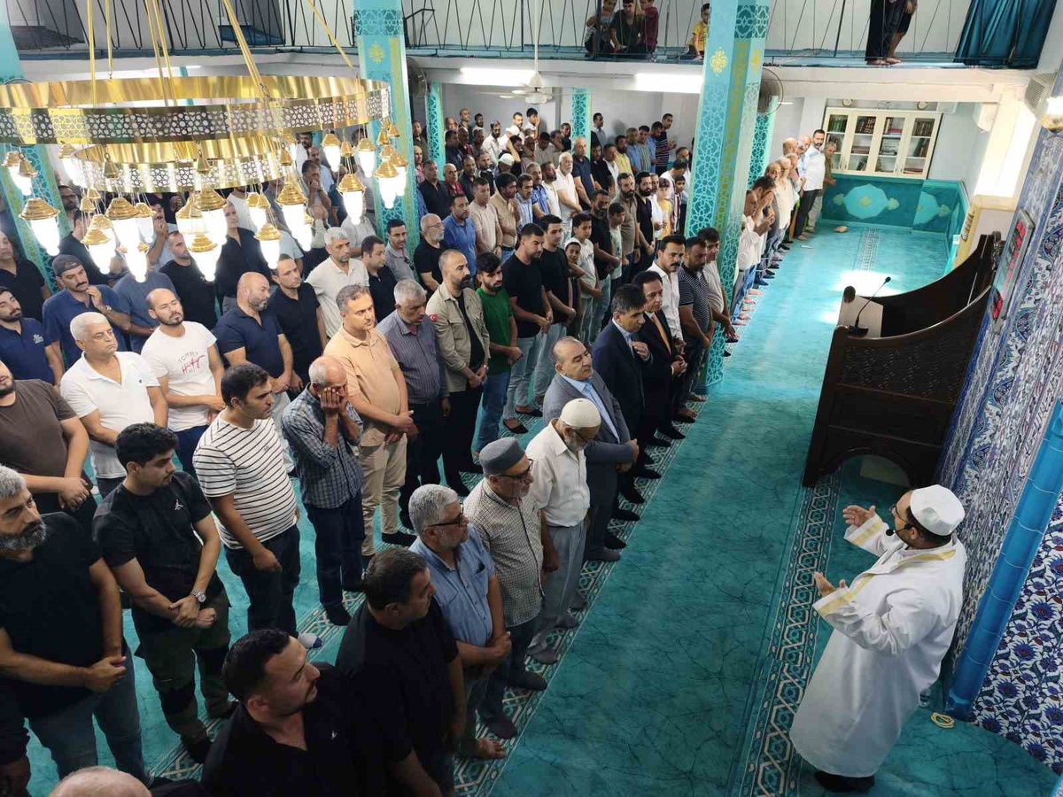 Gemide kaybolan 6 ve 12 yaşındaki kardeşler için Reyhanlı'da gıyabi cenaze namazı kılındı