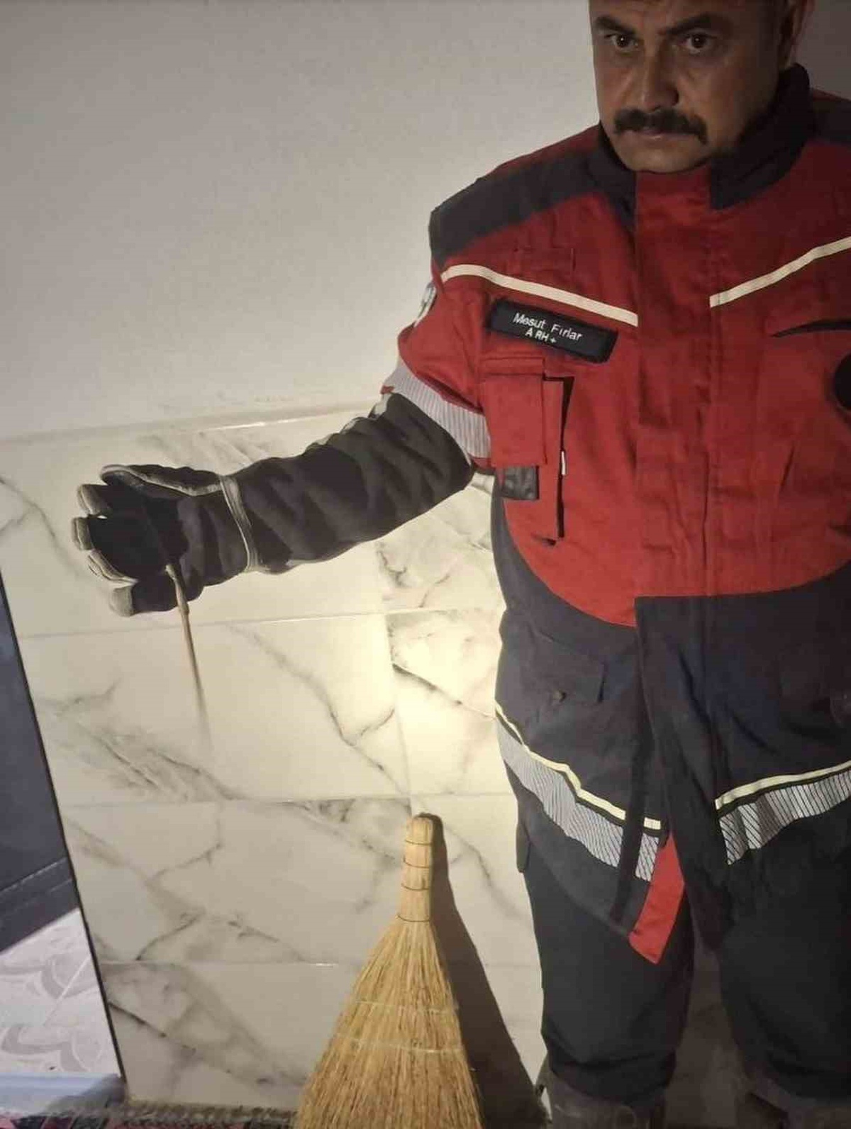 Hatay Antakya ve Hassa'da yerleşim yerlerine giren yılanlar yakalanıp doğaya bırakıldı