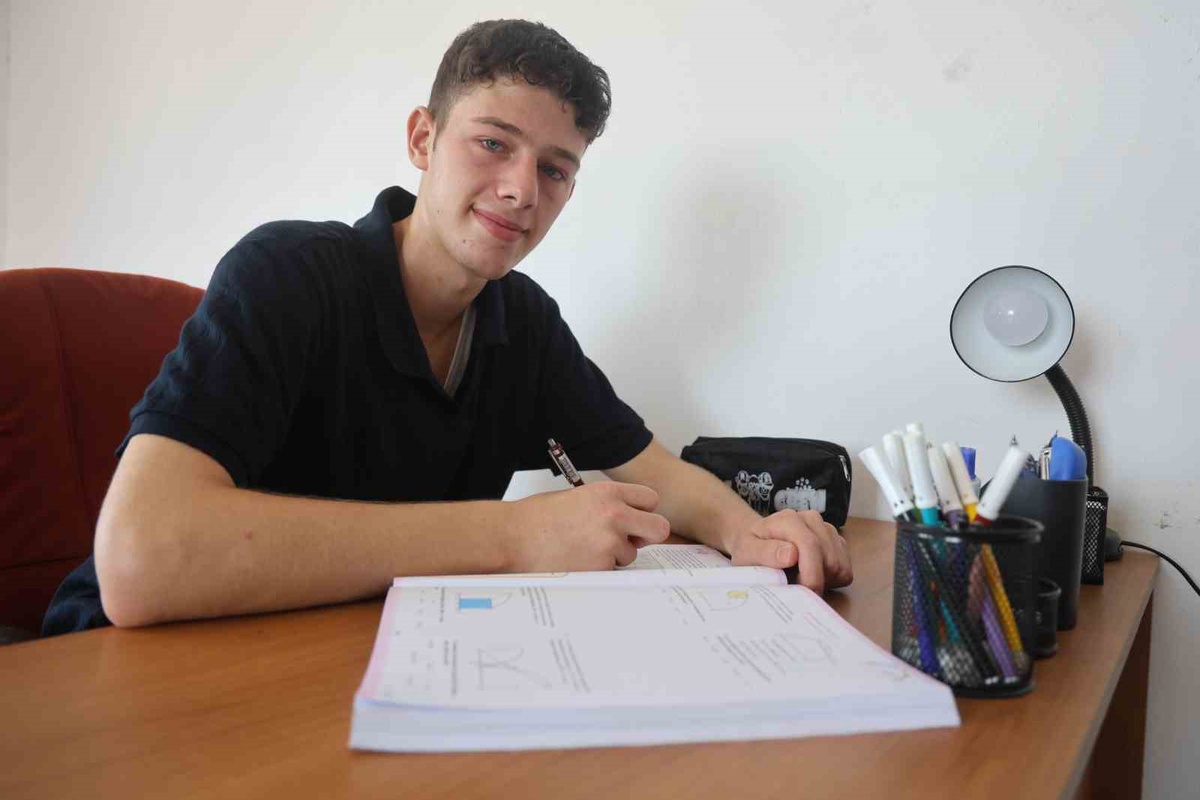 Savaştan kaçtı, depremde evsiz kaldı, dershanesiz tıp kazandı! Vatandaşlığı olmadığı için hiçbir bursa başvuramadı