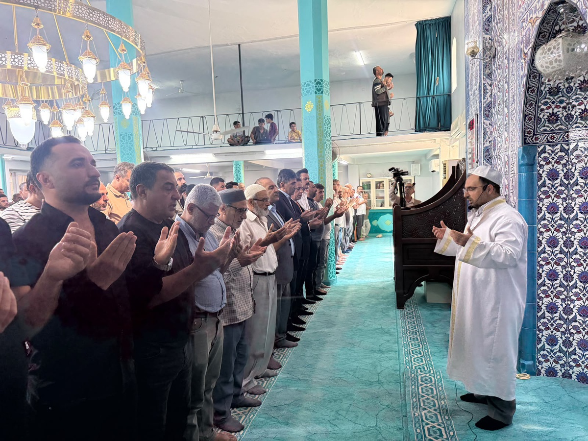 Hatay Reyhanlı'da gemi kazasında kaybolan iki kardeş için gıyabi cenaze namazı kılındı