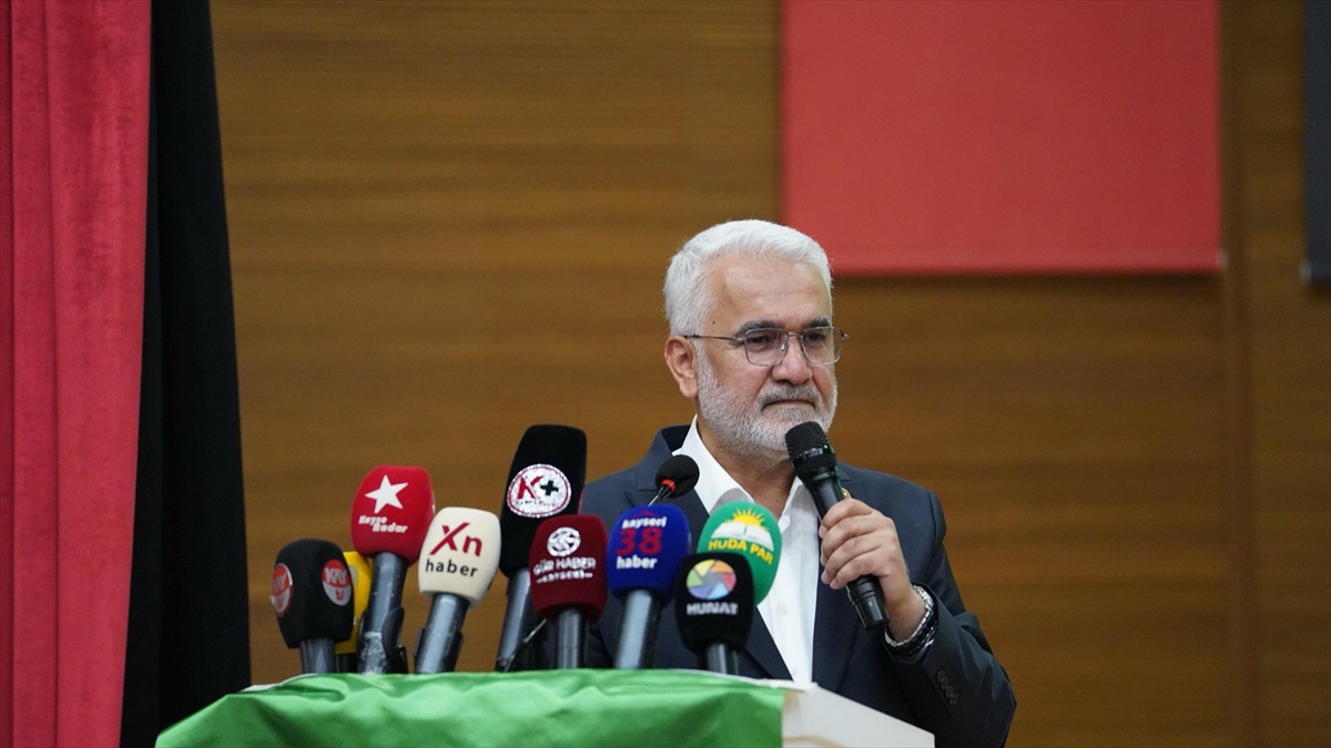 HÜDA PAR lideri Yapıcıoğlu, Kayseri'de cunta anayasasının değiştirilmesini istedi.