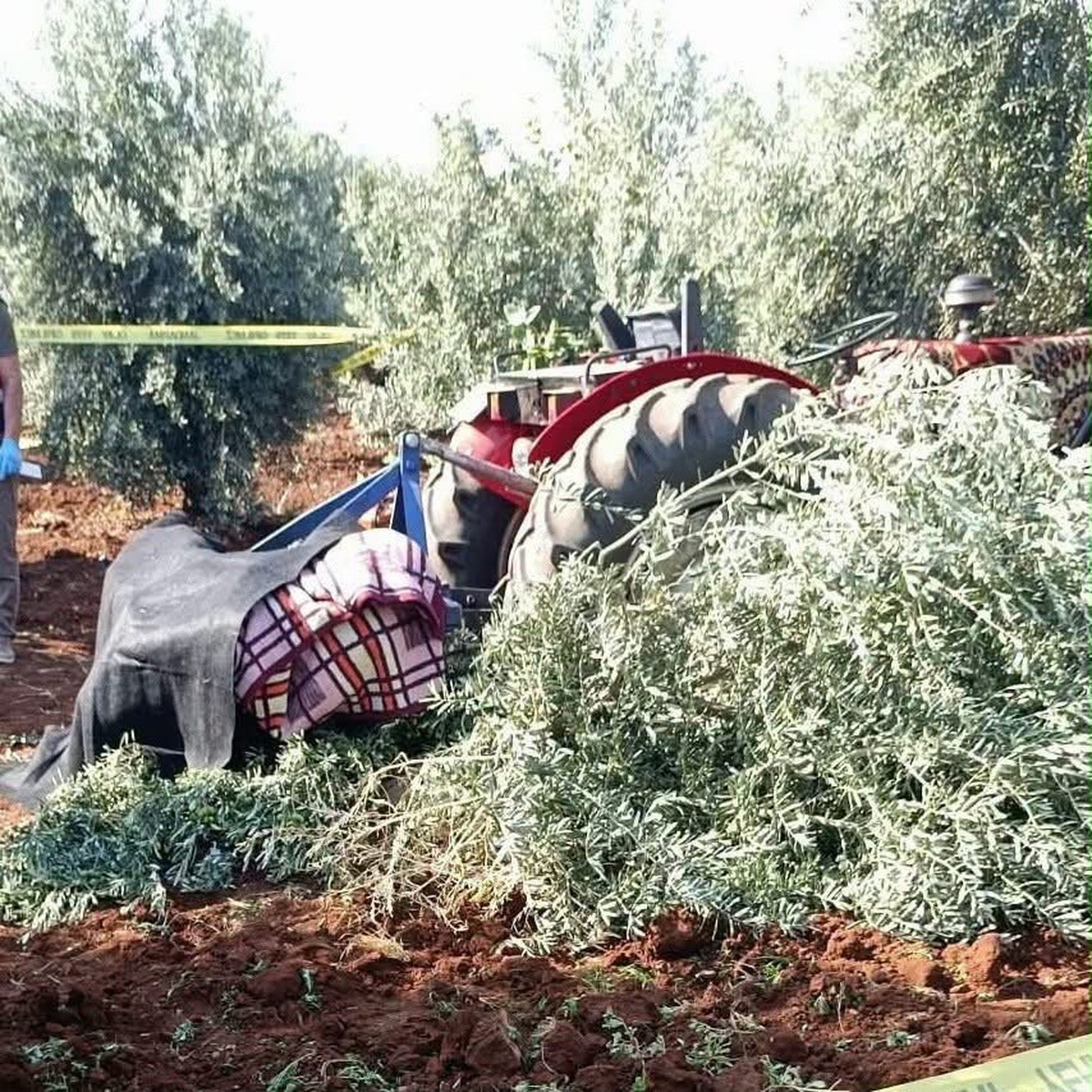 İddiaya göre zeytin tarlasında dengesini kaybeden M.Ü. traktörün arkasına düşüp öldü