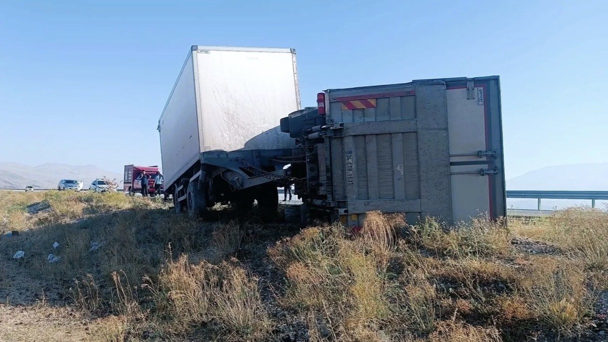 Iğdır-Doğubayazıt yolunda kamyon kaza yaptı, 2 kişi yaralandı