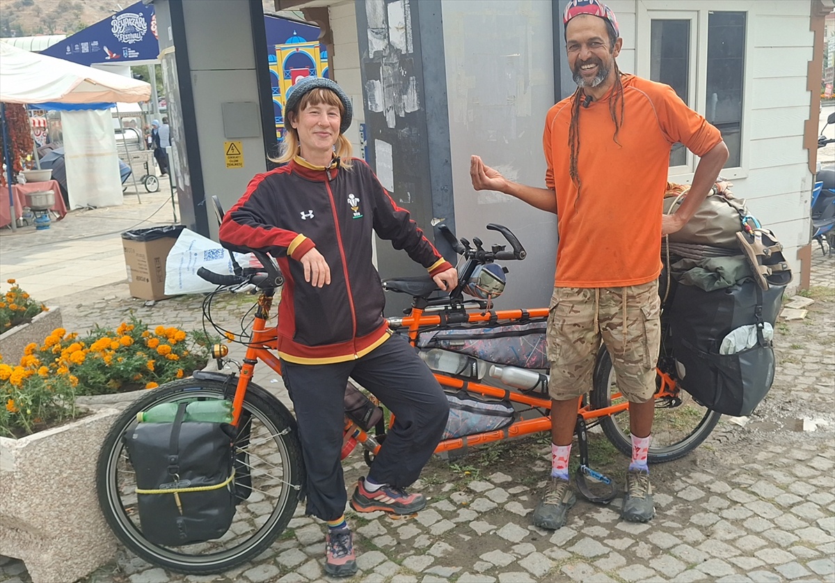 İngiltere'den tandem bisikletle gelen iki arkadaş Beypazarı'nda festivale denk geldi