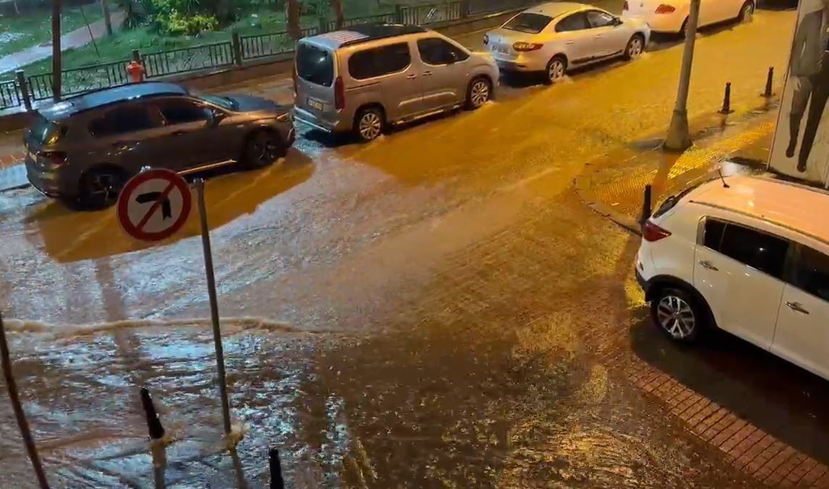 İstanbul’da sağanak, Bayrampaşa ve Eyüpsultan’da yolları göle çevirdi