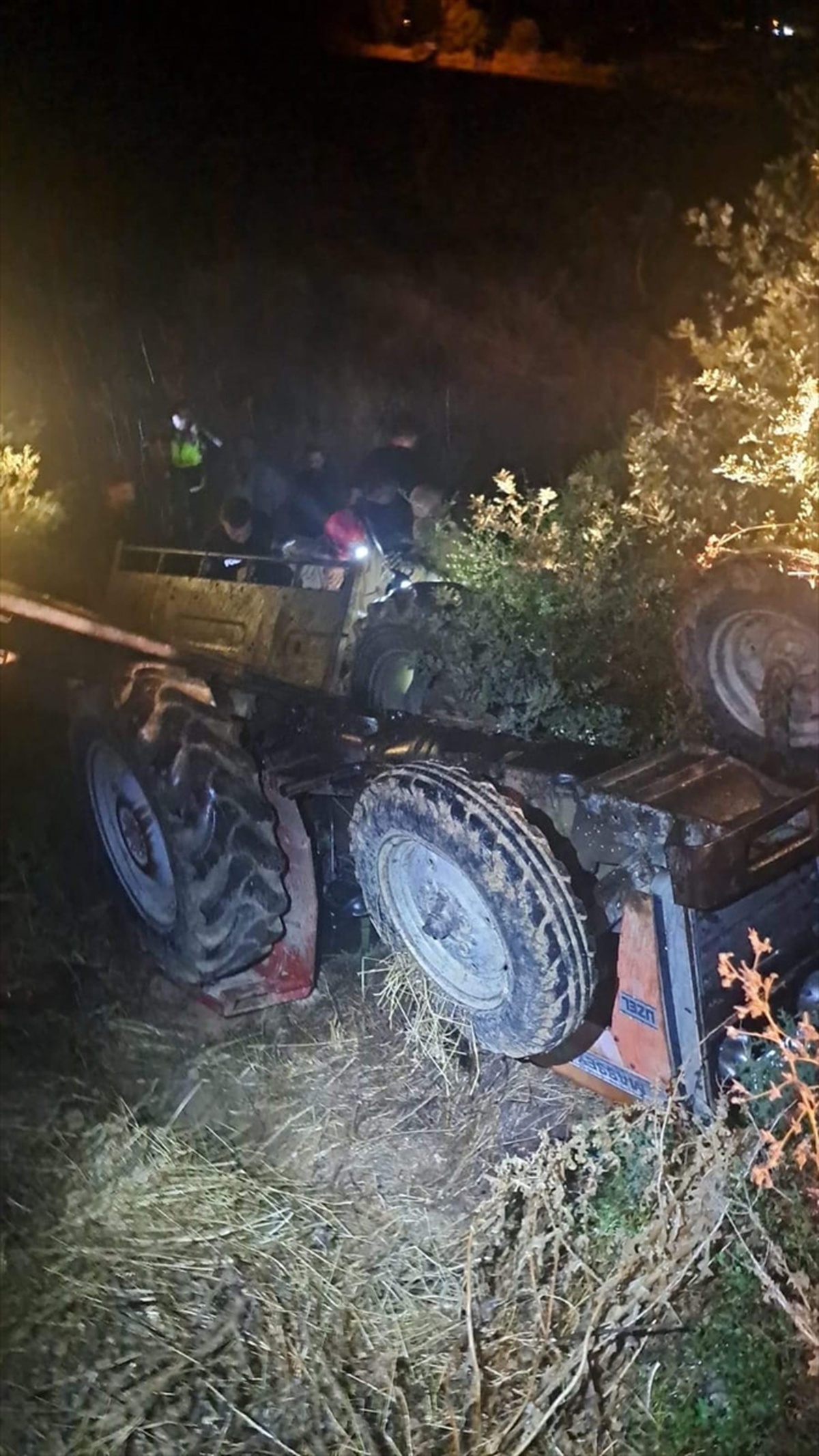 İzmir Kiraz'da traktör devrildi, altında kalan sürücü hayatını kaybetti