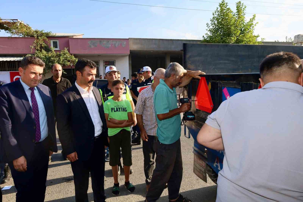 Kahta'da ilçe genelinde çiftçilere 800 traktör reflektörü dağıtılacak