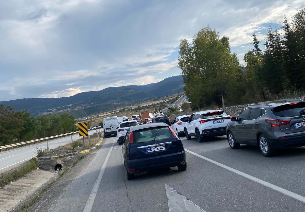Karabük Eskipazar'da yol çalışması İstanbul yönünde uzun araç kuyruğu oluşturdu