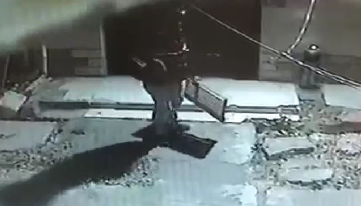 Karabük'te kasklı şüphelinin demir mazgalı söküp çalması güvenlik kamerasına yansıdı