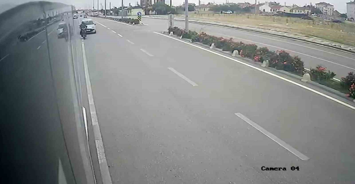 Karaman'da otomobilin çarptığı elektrikli bisiklet sürücüsü servisin altına düştü