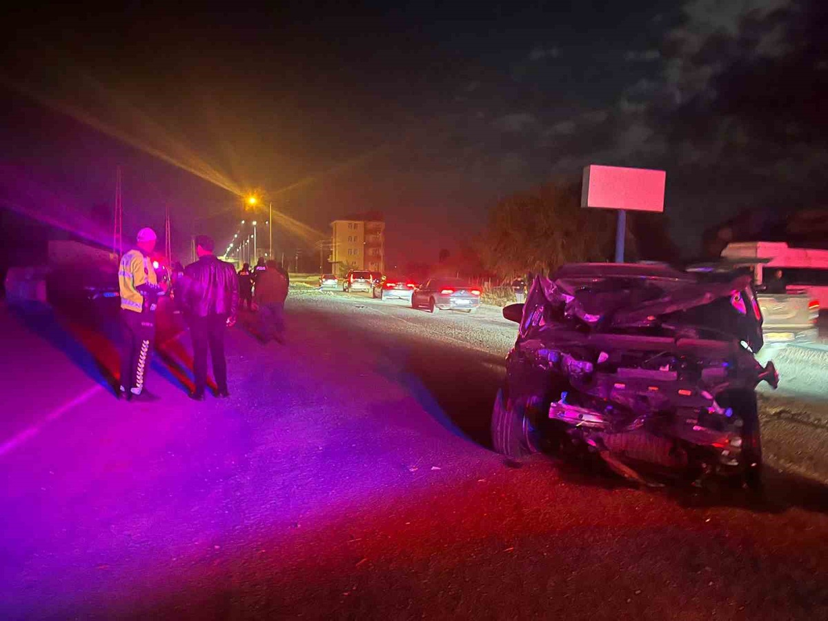 Kars'ta iki otomobilin karıştığı kazada 1'i kadın 4 kişi yaralandı
