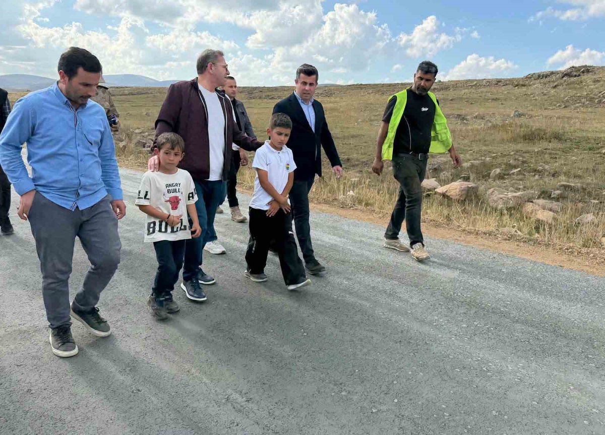 Kars Valisi Ziya Polat, Susuz'da SSB'li köy yollarını inceledi, çocuklar eşlik etti