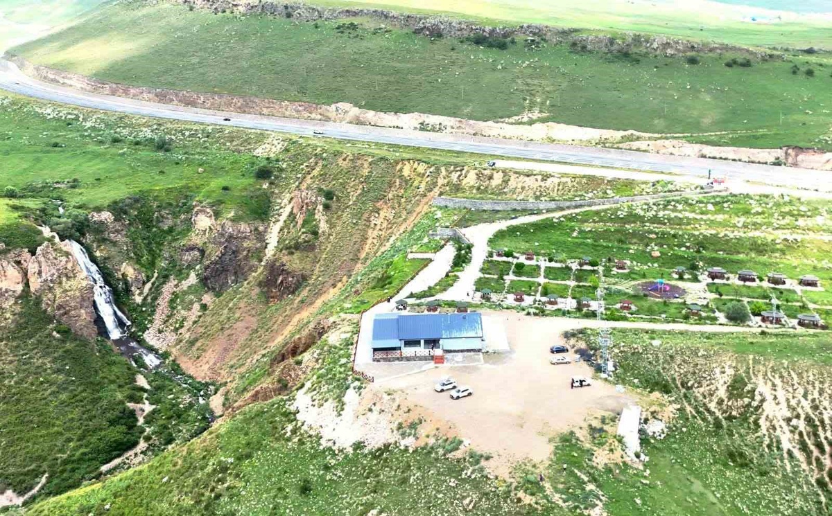 Kars Valisi Ziya Polat, Susuz Şelalesi'nde vatandaşların taleplerini dinledi