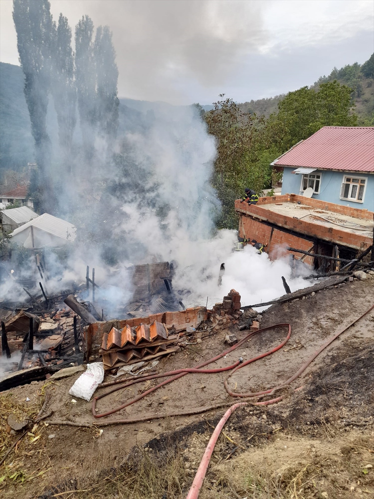 Kastamonu İnebolu'da yangında ahşap ev ve ahır yandı, 5 büyükbaş telef oldu