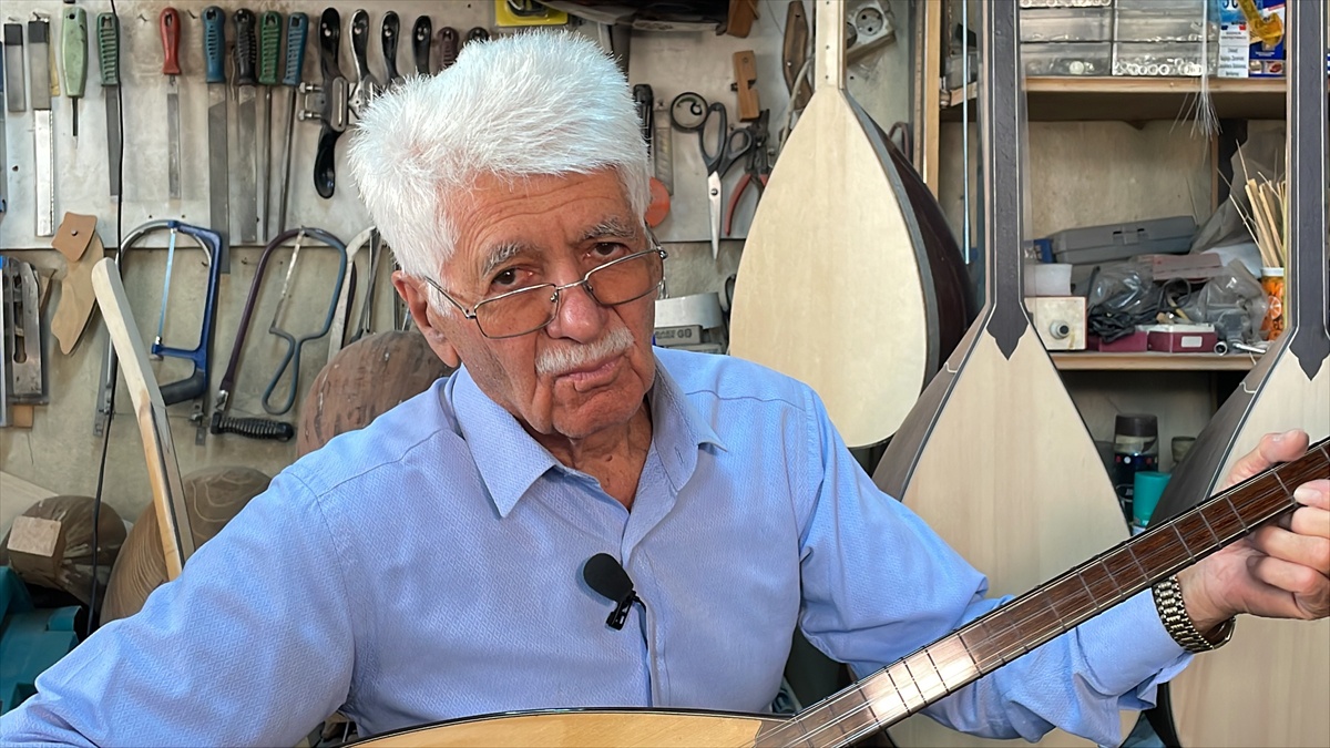 Kayseri'de 36 yıldır bağlama yapan Naci Kılıçkaya, Türkiye'de yılın ahisi seçildi