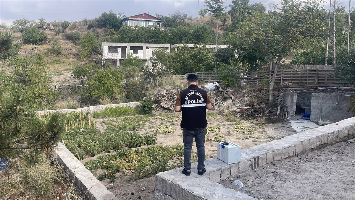 Kayseri Hacılar'da babasının kucağındaki çocuğa taş isabet etti, ağır yaralandı.