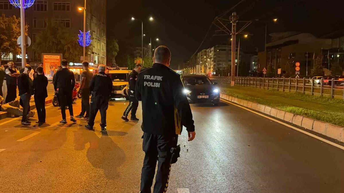 Kayseri Kocasinan'da motosikletin çarptığı çocuk dahil 3 kişi yaralandı, 2'si ağır.