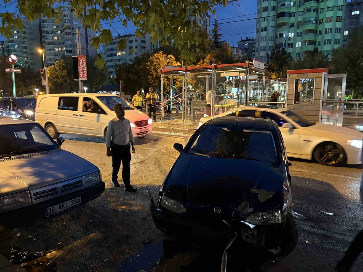 Kayseri Kocasinan'da otomobil tramvay durağına çarptı, sürücü yaralandı