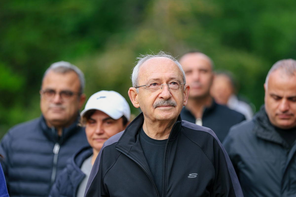 Kılıçdaroğlu, Abant'ta CHP grup toplantısı öncesi partililerle yürüdü