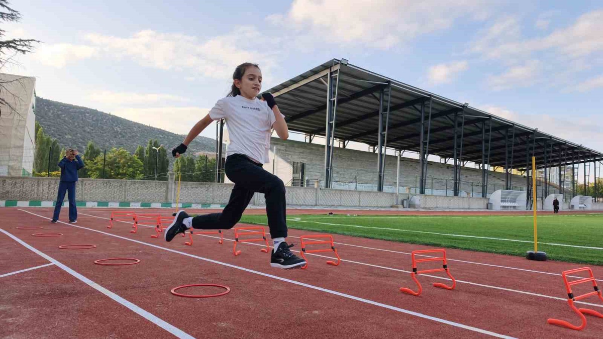 Konya Bozkır’da gönüllü atletizm çalışmaları 60 metre birinciliğiyle sürüyor