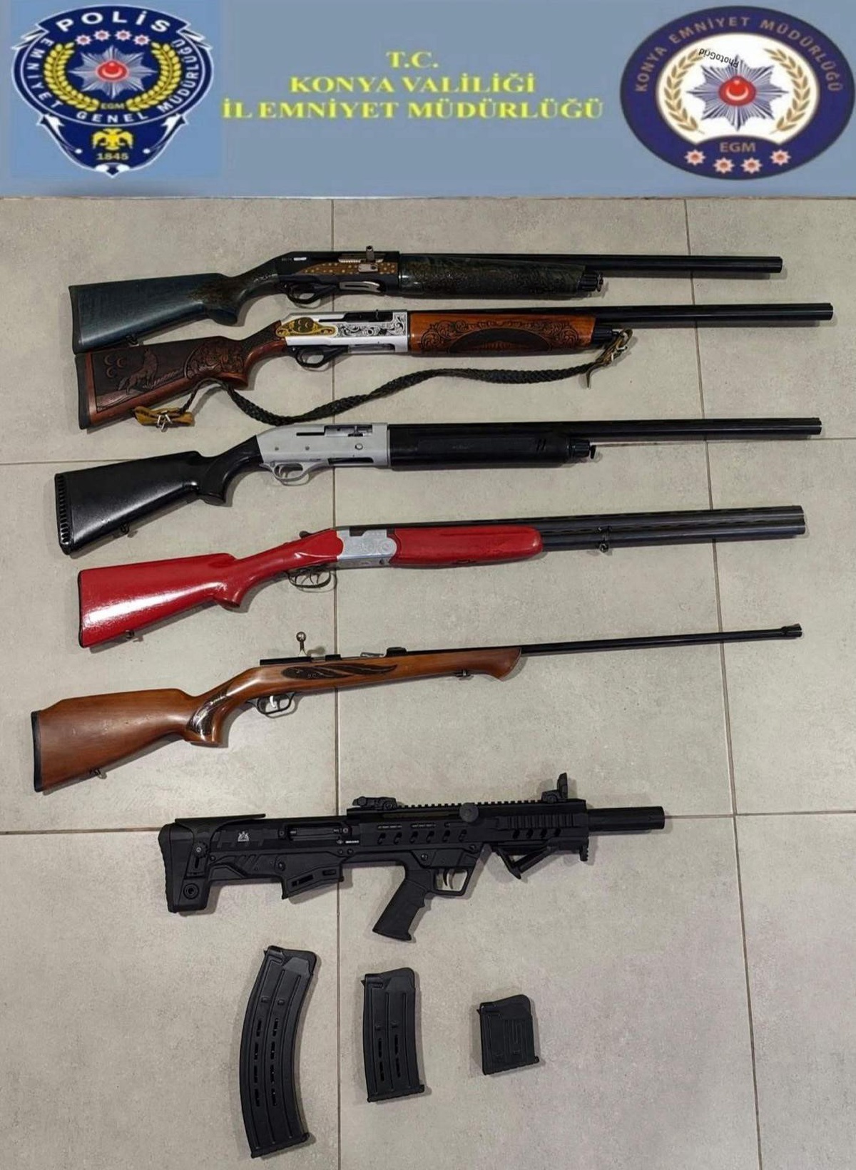 Konya'da polis ekipleri operasyonda 6 ruhsatsız tüfek ele geçirdi