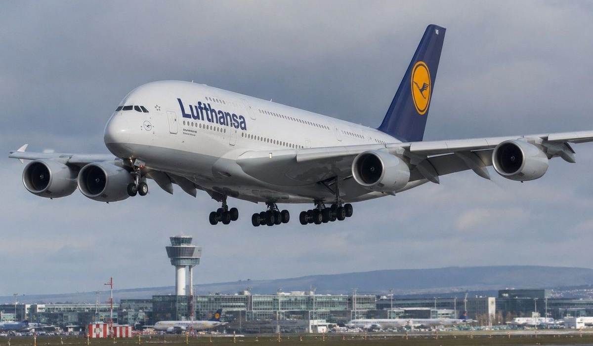 Lufthansa uçağı koku nedeniyle Manchester'a acil iniş yaptı, 371 kişi tahliye edildi